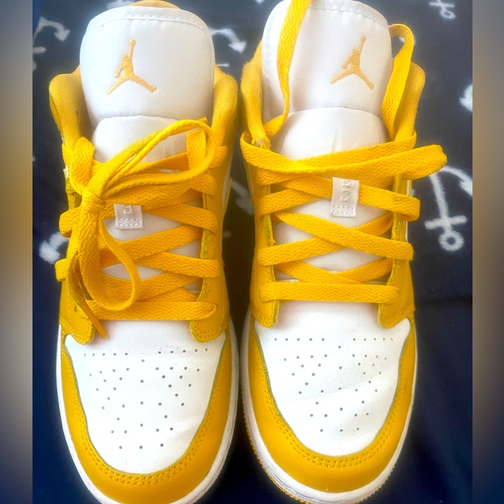 Low top yellow jordan